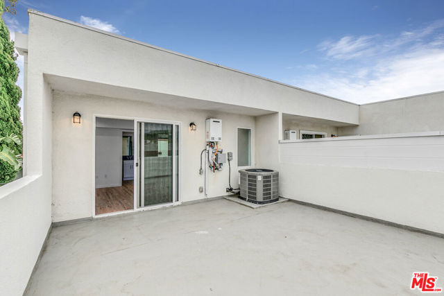 1409 N Hobart Boulevard, Los Angeles CA: https://media.crmls.org/mediaz/0423a2ff-94c5-4d30-a153-b6201f262904.jpg
