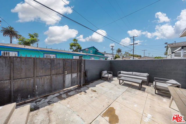 1286 W 39th Place, Los Angeles CA: https://media.crmls.org/mediaz/042490d0-e349-4781-b0bf-2fc7edba7c3f.jpg