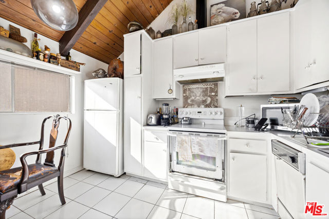 10396 Almayo Avenue, Los Angeles CA: https://media.crmls.org/mediaz/0424a633-5d2c-4729-b828-9061766c33e0.jpg