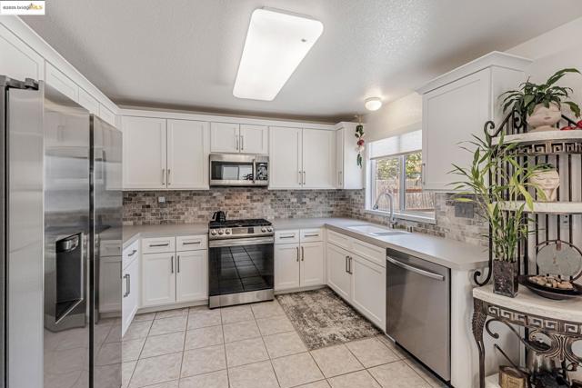 8215 Red Elk Dr, Elk Grove CA: https://media.crmls.org/mediaz/0424c0aa-0ec0-412d-8c26-2296ecaa5c22.jpg