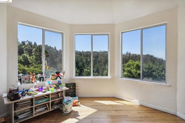 2335 Tunnel Rd, Oakland CA: https://media.crmls.org/mediaz/042513e6-ac44-43f2-86e2-7d9b0172ca82.jpg