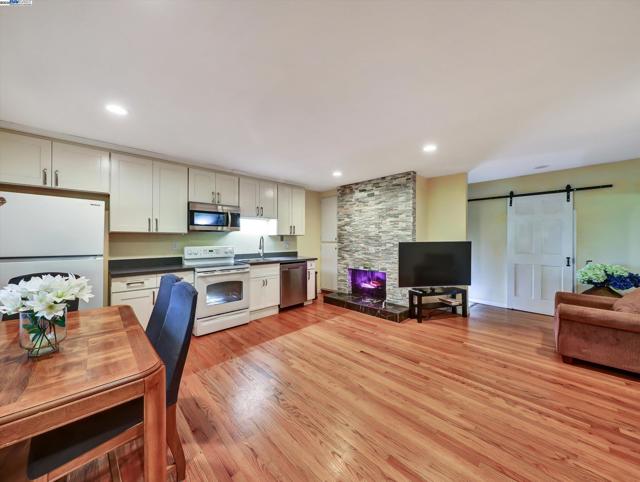 Image 21 of 60 For 2755 Sheffield Pl