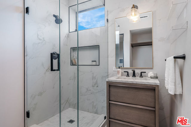 4427 Studio Place, Studio City CA: https://media.crmls.org/mediaz/04257497-cdec-4bb4-927d-4f555d4cea84.jpg