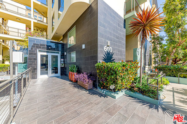 600 S Ridgeley Drive, Los Angeles CA: https://media.crmls.org/mediaz/0425a08a-0daa-4706-a723-f744930f7acb.jpg