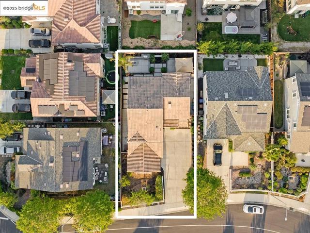270 Guthrie Lane, Brentwood CA: https://media.crmls.org/mediaz/0425acd1-93ec-498f-bb41-696ad8818bea.jpg
