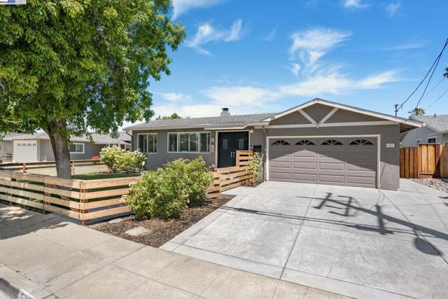548 Sonoma Ave, Livermore CA: https://media.crmls.org/mediaz/0425c919-80bd-4b4e-8ffe-cce67bd17dd3.jpg