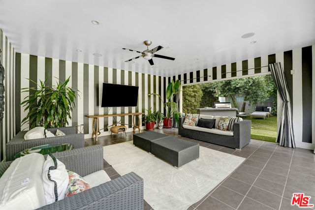 841 N Crescent Heights Boulevard, Los Angeles CA: https://media.crmls.org/mediaz/0426180d-2163-4c2f-895d-e2b6f5c2c569.jpg