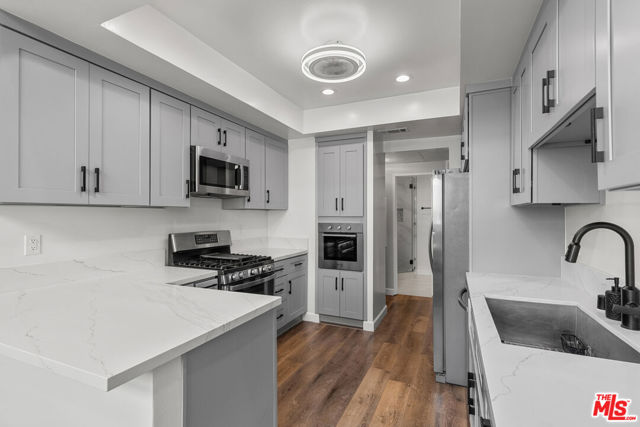 5310 Zelzah Avenue, Encino CA: https://media.crmls.org/mediaz/0426b793-fadb-4c2e-8f22-6faaaa7a3271.jpg