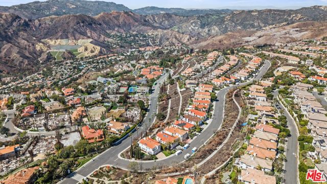 1821 Chastain, Pacific Palisades CA: https://media.crmls.org/mediaz/04274d07-c2f2-4701-b208-de185862fc9e.jpg