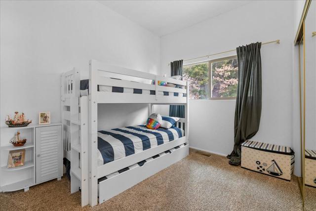 38634 N Shore Drive, Fawnskin CA: https://media.crmls.org/mediaz/042760e4-c393-46ee-a617-bf1eb6567028.jpg