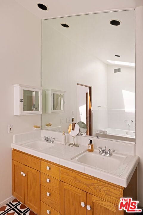 306 AMALFI Drive, Santa Monica CA: https://media.crmls.org/mediaz/0427e013-eeca-4921-910e-723fa4d57798.jpg