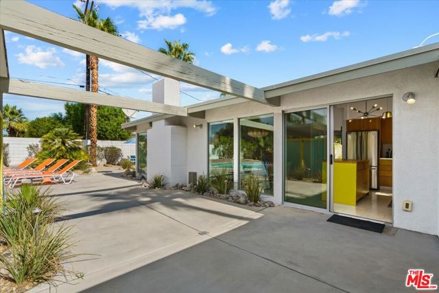 888 E Janet Circle, Palm Springs CA: https://media.crmls.org/mediaz/04289151-d63f-4191-9ec5-ee9864df02ec.jpg