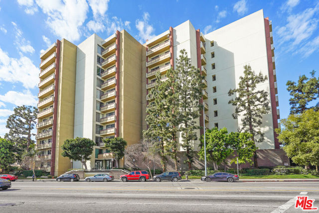 321 S San Vicente Boulevard, Los Angeles CA: https://media.crmls.org/mediaz/0428eda0-5d63-4e3e-8154-de883c38dedf.jpg