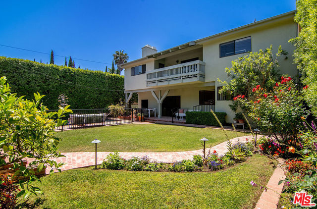 745 25th Street, Santa Monica CA: https://media.crmls.org/mediaz/042923cb-219c-4220-81af-db2aa267f009.jpg