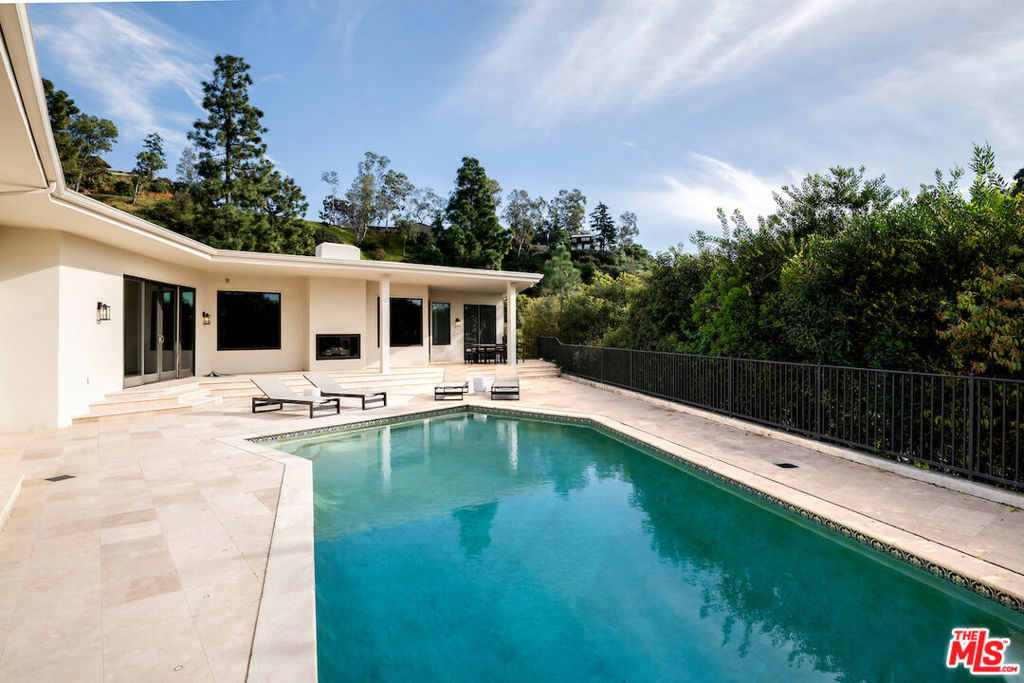 1845 Loma Vista Drive — Contemporary