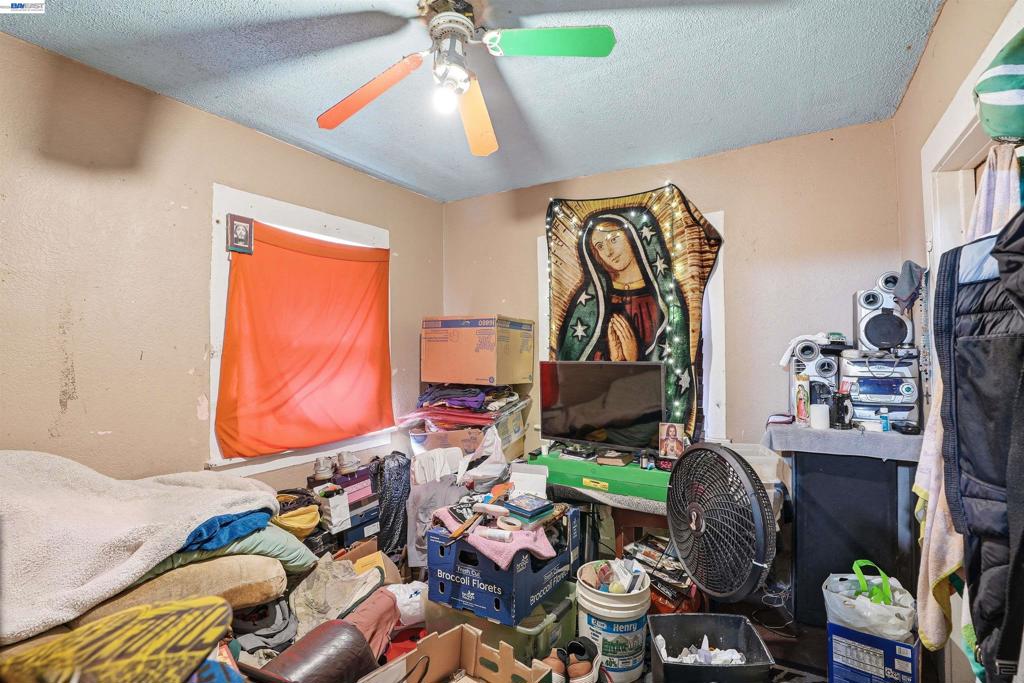 https://media.crmls.org/mediaz/042a0e1c-b6dd-4ca8-b17f-ff592c3e38e8.jpg?preset=X-Large