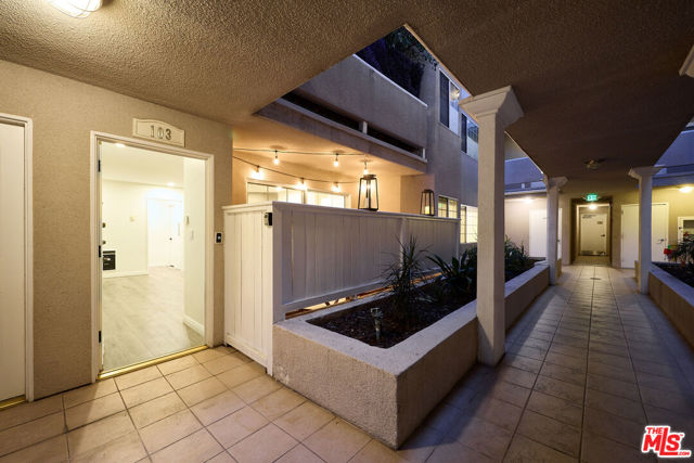 1228 14th Street, Santa Monica CA: https://media.crmls.org/mediaz/042a49ee-099f-4fe5-82fe-f9812ade346c.jpg