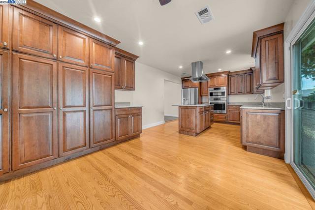 1876 Lynwood Dr, Concord CA: https://media.crmls.org/mediaz/042ac33c-6050-4553-a168-07fb532801dc.jpg