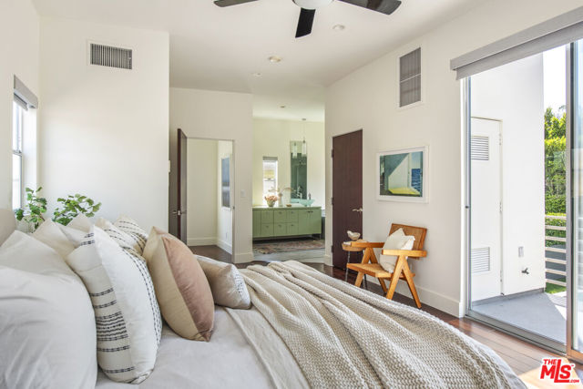 4947 Varna Avenue, Sherman Oaks CA: https://media.crmls.org/mediaz/042b4c8a-8ec3-4f2a-96c3-aa0f001dd166.jpg