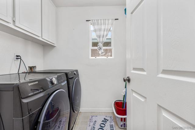 1675 Tree Song Ln, Chula Vista CA: https://media.crmls.org/mediaz/042c4713-8689-4a99-a2cd-eef910eb6442.jpg