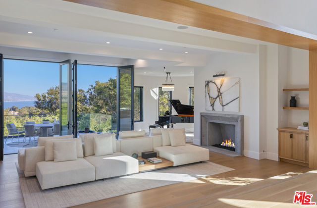 7052 Dume Drive, Malibu CA: https://media.crmls.org/mediaz/042e02fb-ebed-4479-8e6e-50f192b5c4f8.jpg