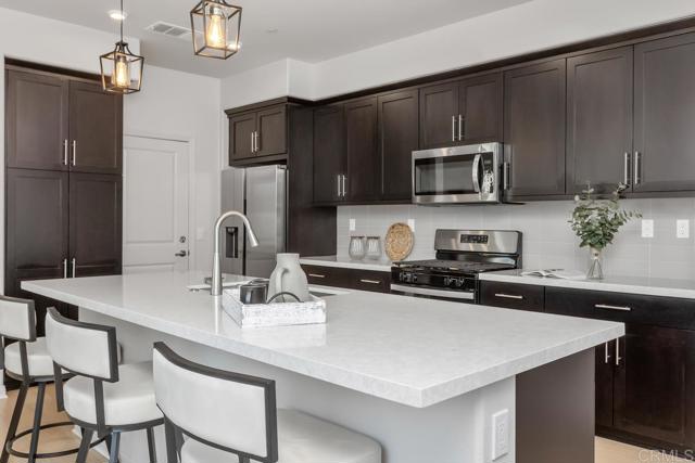 Detail Gallery Image 12 of 40 For 1505 Wingwood Ln, Vista,  CA 92083 - 3 Beds | 2/1 Baths