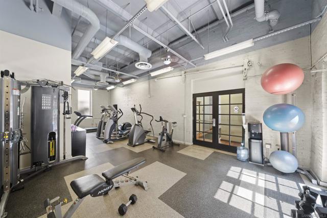1431 Pacific Hwy, San Diego CA: https://media.crmls.org/mediaz/042e7001-2cf4-4186-b74d-f55b6696db05.jpg