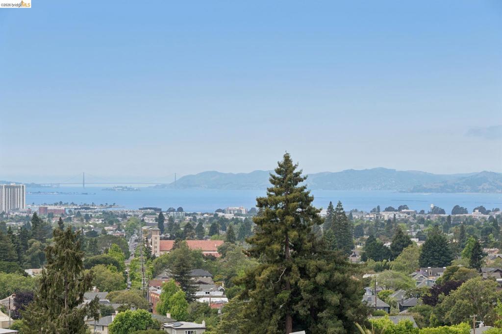 https://media.crmls.org/mediaz/042e740a-5968-49d6-b1fe-505193a48404.jpg?preset=X-Large