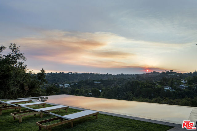 9715 Arby Drive, Beverly Hills CA: https://media.crmls.org/mediaz/042ee1d4-961d-4510-afec-78308ea051af.jpg