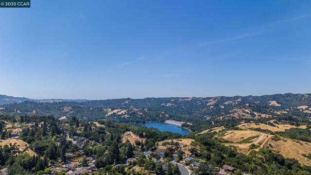 3824 Via Granada, Moraga CA: https://media.crmls.org/mediaz/042f4c77-7086-427b-84d4-8bc11a9b4d57.jpg