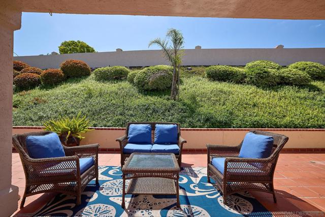 13059 Caminito Vilos, San Diego CA: https://media.crmls.org/mediaz/04303cc8-4362-48ab-b4a7-4fae3ebcb439.jpg