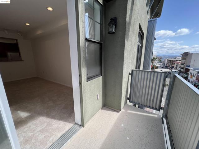 989 Franklin St, Oakland CA: https://media.crmls.org/mediaz/04304751-ceab-4cfa-b34e-508297dca31f.jpg