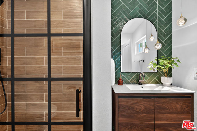 2603 Crestmoore Place, Los Angeles CA: https://media.crmls.org/mediaz/043160e9-a091-4a4e-b9e6-c3399dea8493.jpg