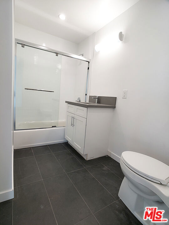 1229 S Kingsley Drive, Los Angeles CA: https://media.crmls.org/mediaz/043178eb-fbac-4486-bdd5-2321a17bf818.jpg