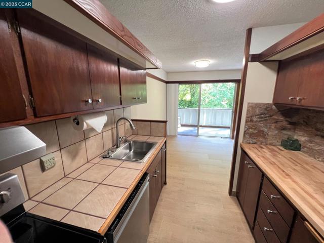 67 Brookwood Rd, Orinda CA: https://media.crmls.org/mediaz/04349f4d-7fad-42f9-9b1c-e273d9e6f4bd.jpg