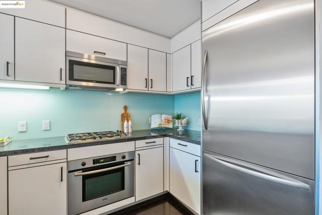 333 MAIN, San Francisco CA: https://media.crmls.org/mediaz/0434a816-357a-4661-9595-ac4844014a3c.jpg