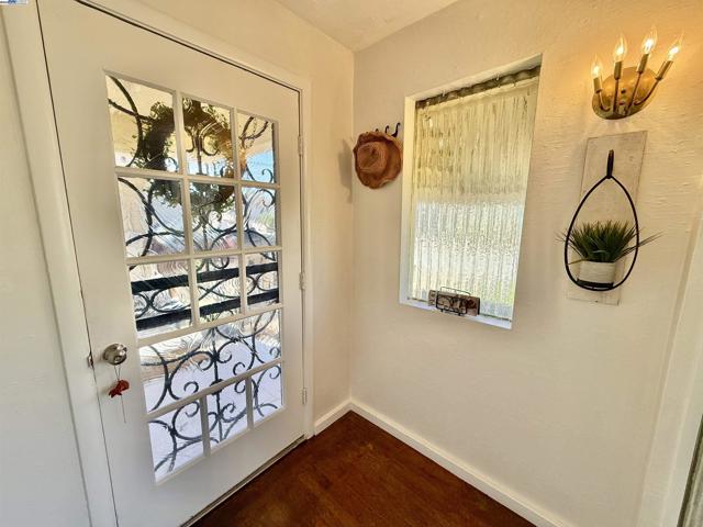 Image 4 of 57 For 574 Lewis Ave