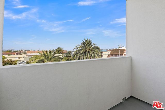 4909 Rosewood Avenue, Los Angeles CA: https://media.crmls.org/mediaz/04355ccb-1f2a-4390-aae4-c8d022786f04.jpg