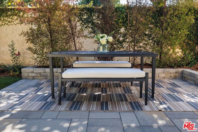 23351 Park Sorrento, Calabasas CA: https://media.crmls.org/mediaz/04357079-64e3-4c7f-a881-b2b8eb64aa9f.jpg