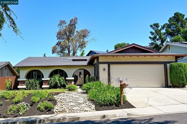 277 Holiday Hills Dr, Martinez CA: https://media.crmls.org/mediaz/0436fe01-73de-4373-a861-2fd26b12420d.jpg