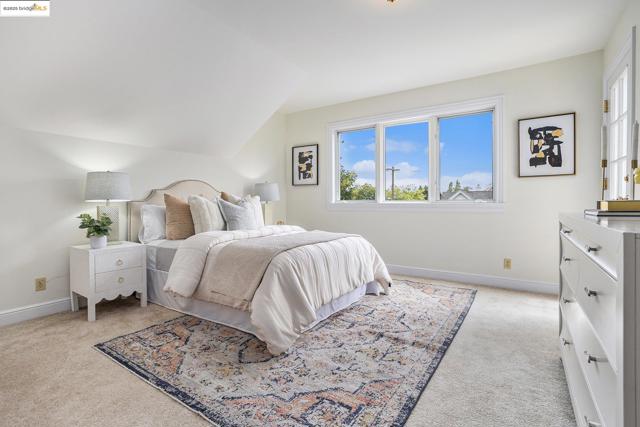 1415 Vancouver Ave, Burlingame CA: https://media.crmls.org/mediaz/04372629-57f6-420e-bbb2-1cf96f5a7547.jpg