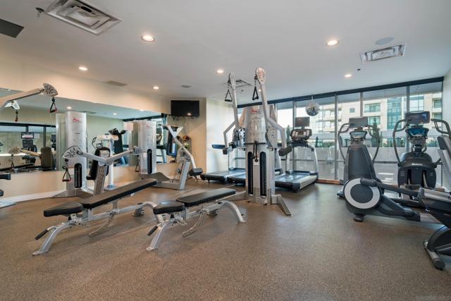 550 Front St, San Diego CA: https://media.crmls.org/mediaz/043789e9-e282-45f0-951d-e36f83a34f60.jpg