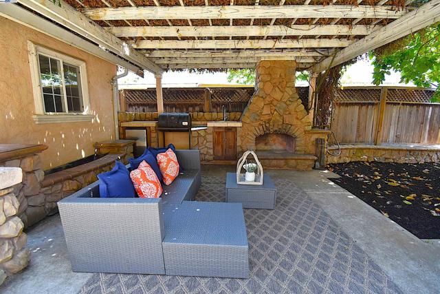 33332 Depot Rd, Union City CA: https://media.crmls.org/mediaz/04379617-b74e-4a99-9b7d-02676ddd1d5f.jpg