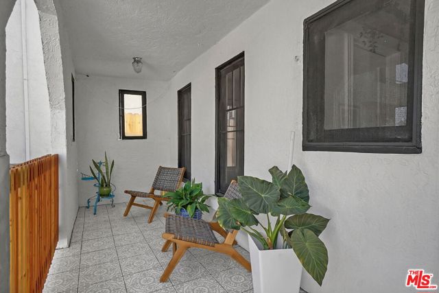 632 N Mariposa Avenue, Los Angeles CA: https://media.crmls.org/mediaz/0437b478-589d-44bc-81ce-7a75f7eef43a.jpg