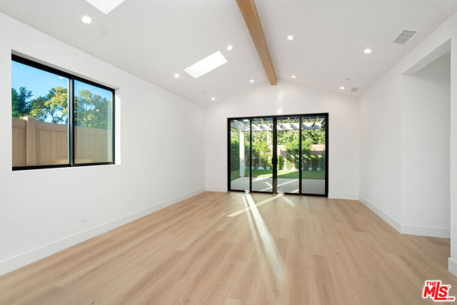 5662 Winnetka Avenue, Woodland Hills CA: https://media.crmls.org/mediaz/0438893d-3ba5-482d-bf52-ce5c164e4291.jpg