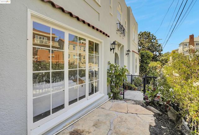 1133 Norwood Ave, Oakland CA: https://media.crmls.org/mediaz/0438ea8a-bb73-476e-b49b-16a0e39a04ba.jpg