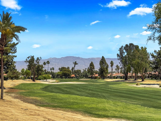 40492 Bay Hill Way, Palm Desert CA: https://media.crmls.org/mediaz/04390c28-ae09-4226-a308-c4717de3dc5b.jpg