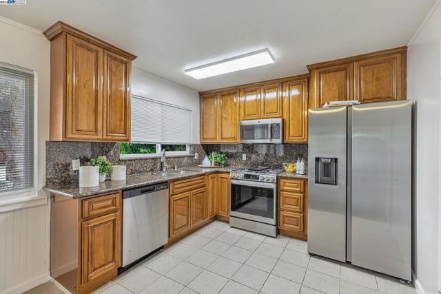 7600 Ironwood Dr, Dublin CA: https://media.crmls.org/mediaz/04393382-beec-471e-b6a1-ded3ecb2ad72.jpg