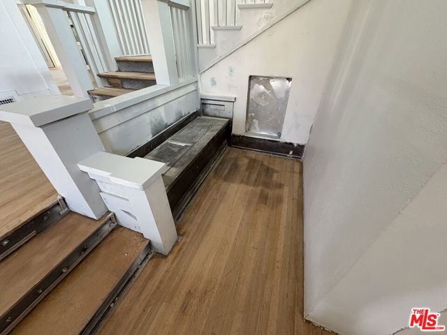 2320 W 25th Street, Los Angeles CA: https://media.crmls.org/mediaz/04394116-6cd6-4da7-901c-e30e1d4fd303.jpg
