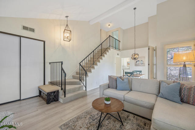 979 Quarterhorse Lane, Oak Park CA: https://media.crmls.org/mediaz/043946bb-b1d9-4323-b595-7e9b449ac2fb.jpg